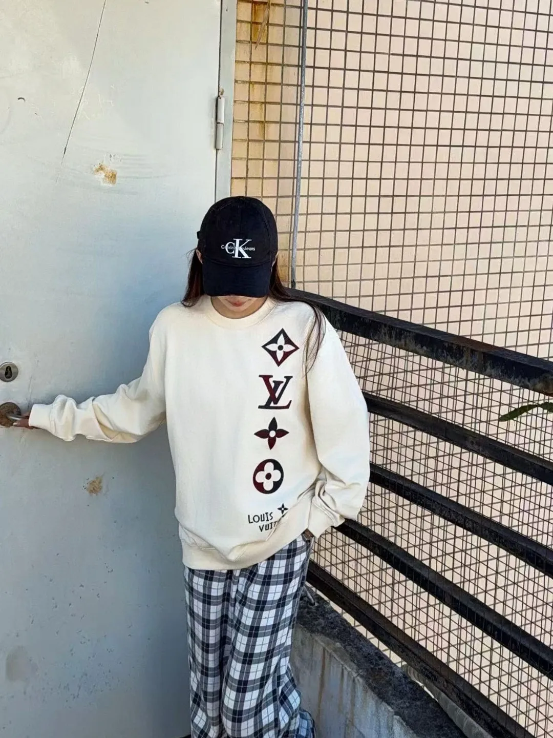 Louis Vuitton/Louis Vuitton 25Fw contrasting color four-flower embroidery crew neck sweatshirt
